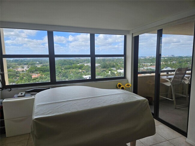 Building Photo - 2555 Collins Ave