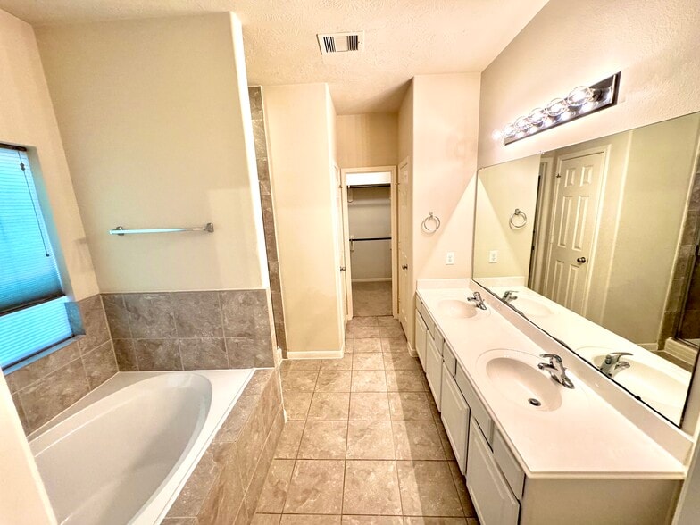 Dual vanity sinks, walk-in closet - 8922 Parlin Ridge Dr