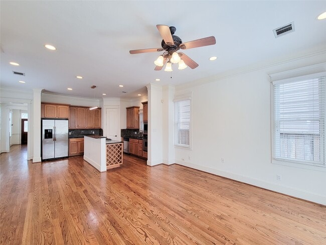 Building Photo - 704 E 9th St