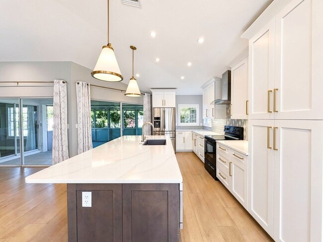Building Photo - Beautifully renovated 3/2 home now available in the desirable Villages at Country Creek!