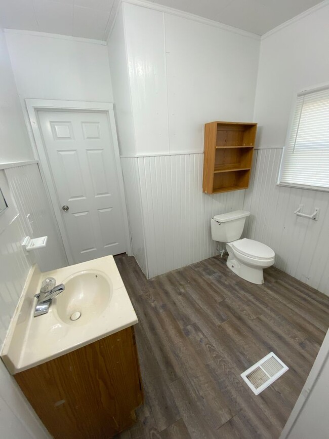 Building Photo - $500 off 1st full months rent.  ***Not Sec...