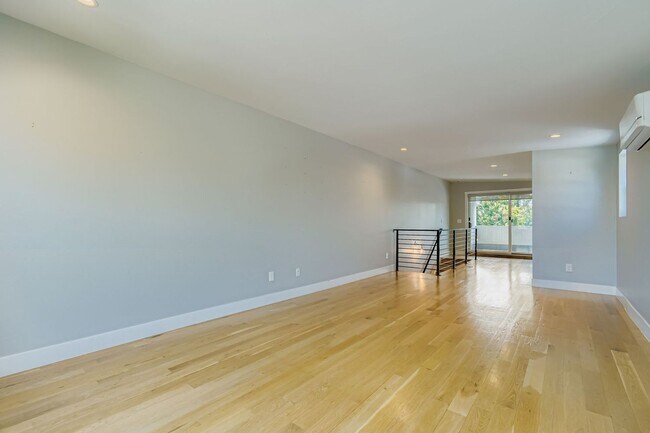 Building Photo - Beautiful, Modern 3 Bed/ 4 bath Home in Curtis Park! FIRST MONTHS RENT FREE!