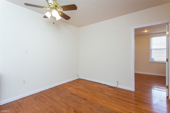 Building Photo - 1 br, 1 bath Triplex - 2122 RACE ST Unit 2