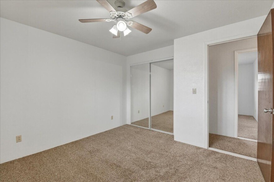 Building Photo - 117 N Homedale Ave