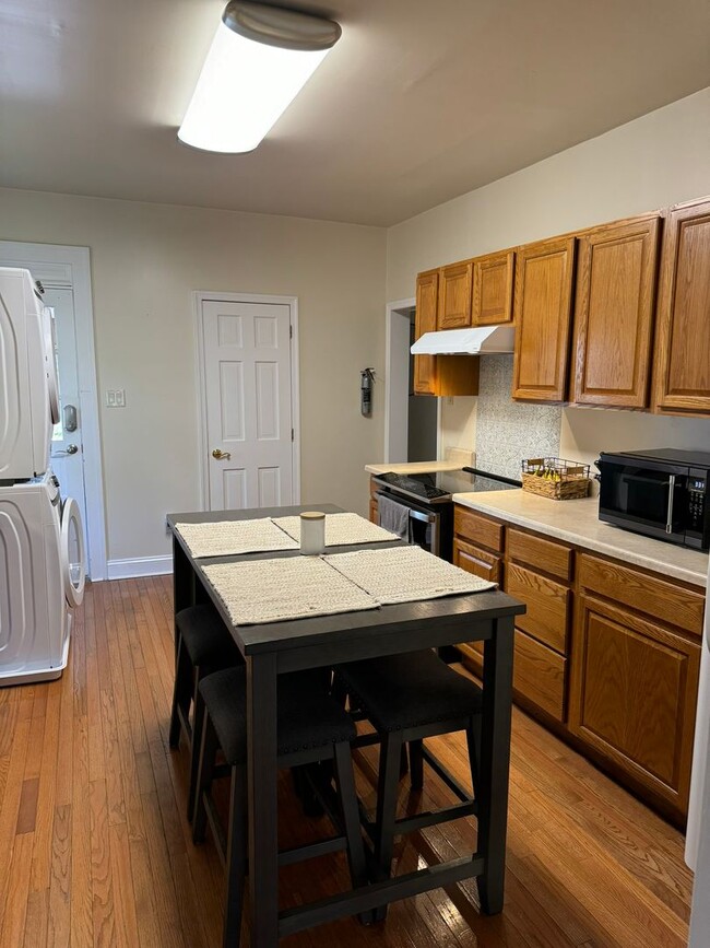 Building Photo - 412 E 4th St