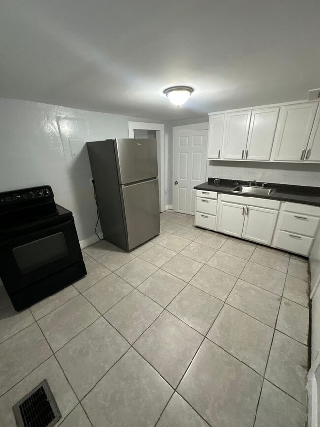 Building Photo - Fully Renovated 2/1 Single Family Home Rea...