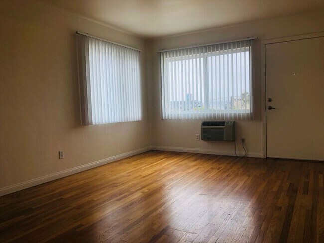 Building Photo - Bankers Hill 1 Bedroom 1 Bath with Downtown San Diego Views