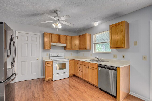 Building Photo - 330 River Rd