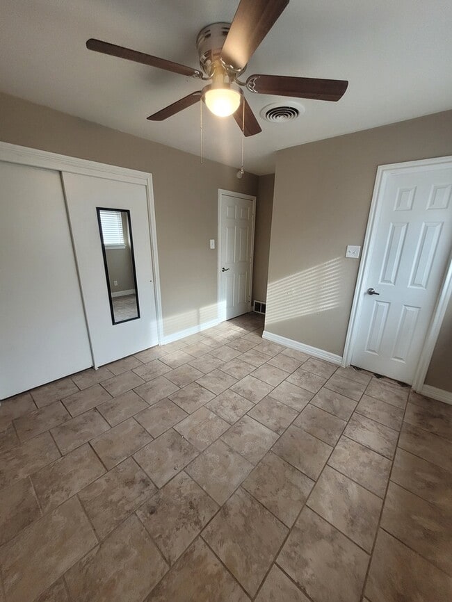 Building Photo - 3 bed 2 bath with large backyard!