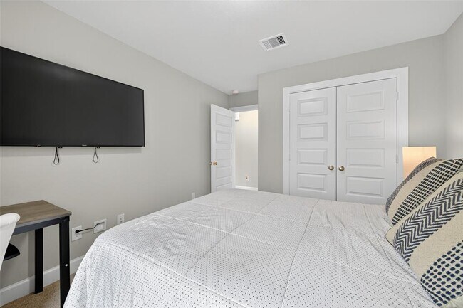 Building Photo - 11911 Briarwood Hill Way