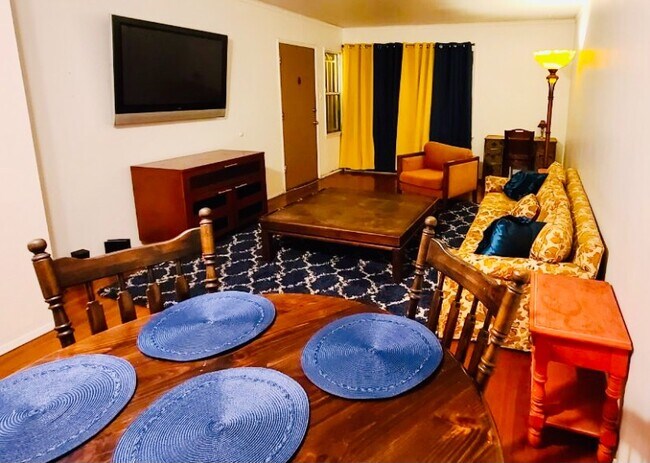 Building Photo - 1825 E 3rd St