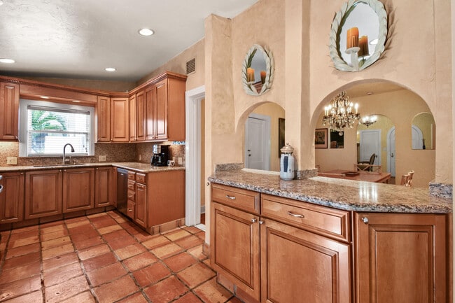 Building Photo - 194 Almeria Rd