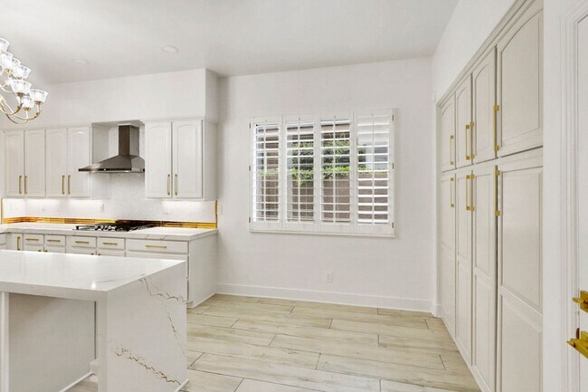 Building Photo - 5 Bedroom Pool Home Located In Summerlin G...
