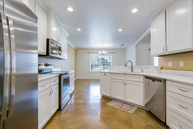 Building Photo - 5918 Southampton Pl