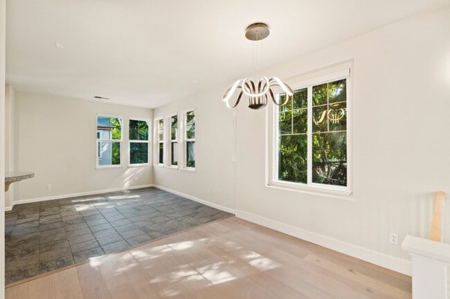 Building Photo - VERSATILE LUXURY LIVING IN RIVERMARK CORNE...