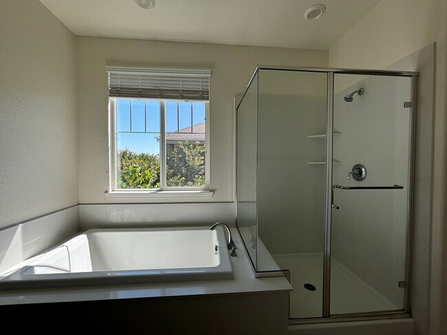 Building Photo - Spacious 4 Bedroom, 3 Bath Home with Bonus Room, 2 Car Garage in Westpark Village!