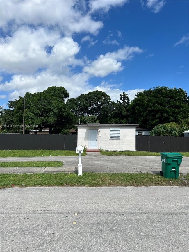Primary Photo - 10133 W Jessamine St