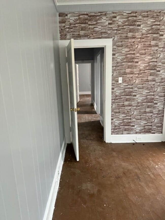 Building Photo - Discover the perfect blend of charm and convenience in this delightful 2-bedroom bungalow