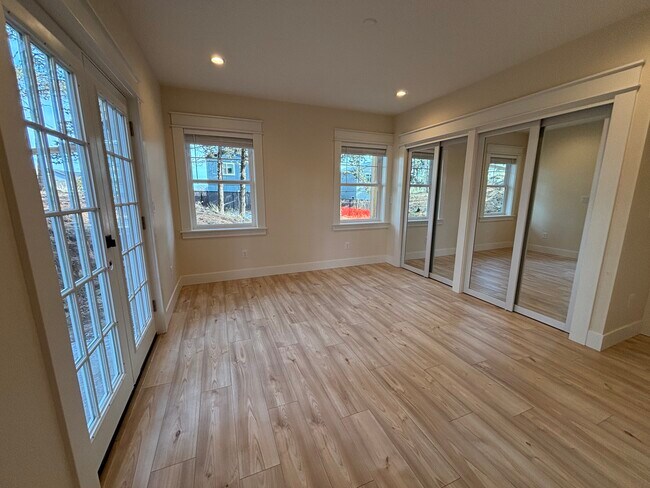 Building Photo - 480 SE Reed Market Rd