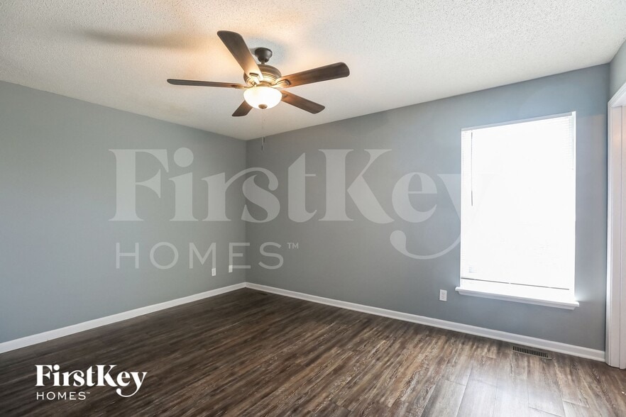 Building Photo - 2211 Larkspur St