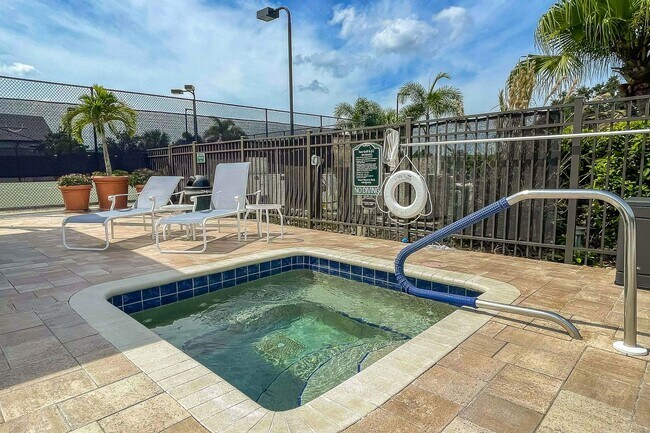 Building Photo - Beautiful 2-Bed Pool Home with Deeded Golf...