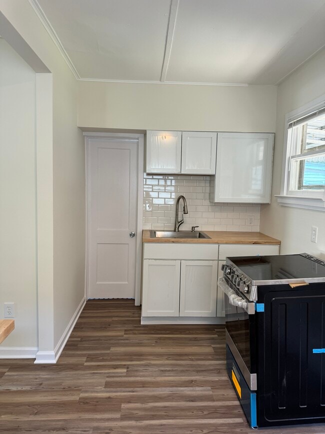 Building Photo - 220 Morton Rd