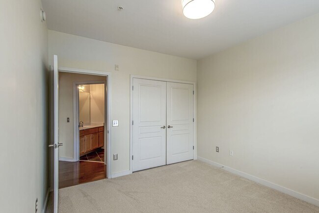 Building Photo - Rare rental opportunity at Bristol West End!