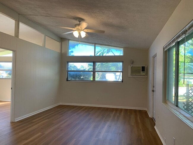 Building Photo - Light and Bright Two Bedroom Duplex in Gul...