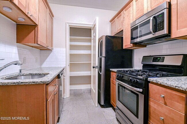 Building Photo - 1700 Webb St