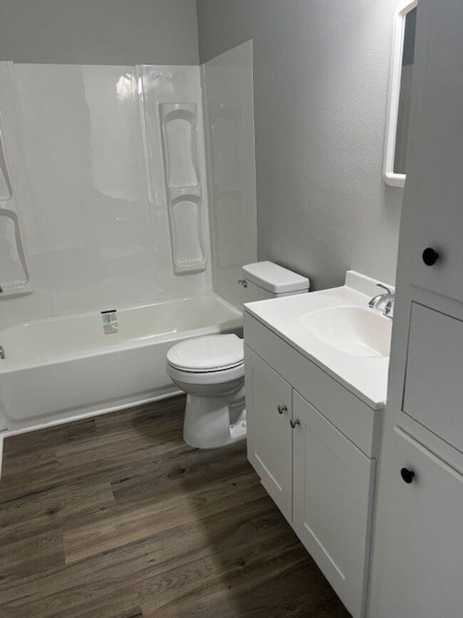 Building Photo - Newly Renovated 1B/1B Apartment in Lake Ch...
