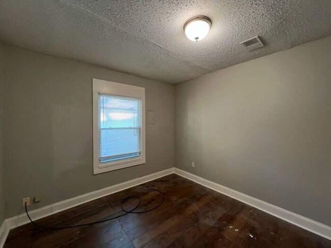 Building Photo - 433 Carpenter St