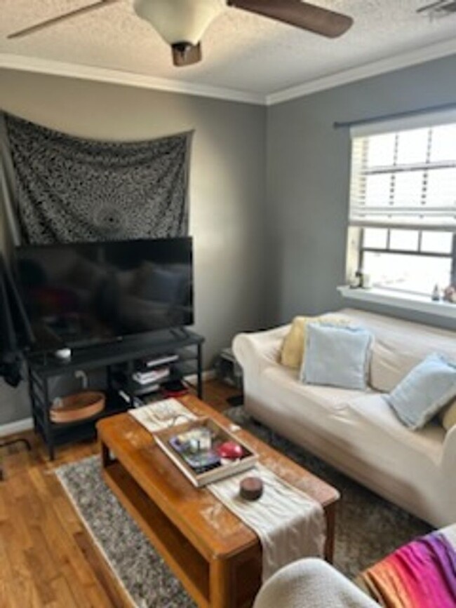 Building Photo - 2 bedroom 2 bath upstairs condo $1,100 per...