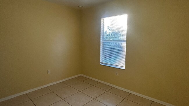 Building Photo - Charming 3-Bed, 2-Bath Home in Lehigh Acre...