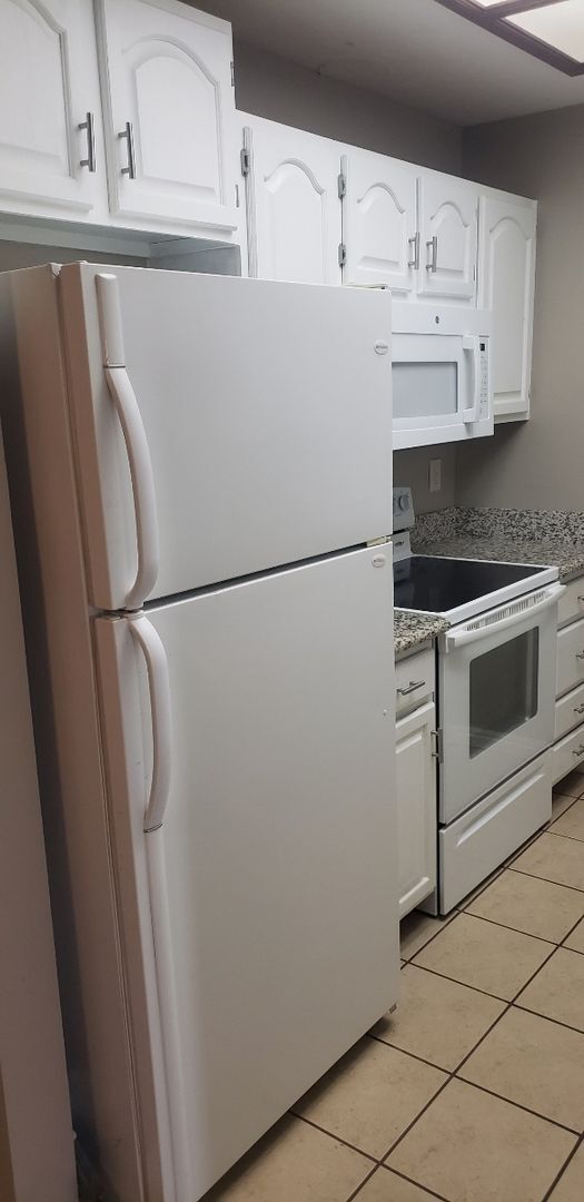 Building Photo - Charming 2 Bedroom Condo with Great Amenit...