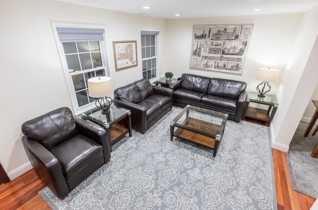 Building Photo - 366 Monmouth St