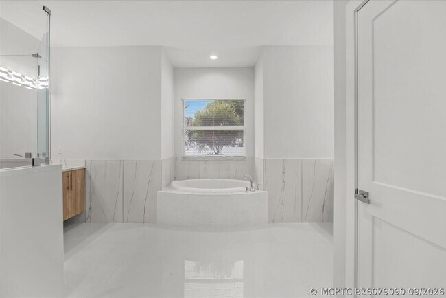 Building Photo - 419 SW Namoit Pl