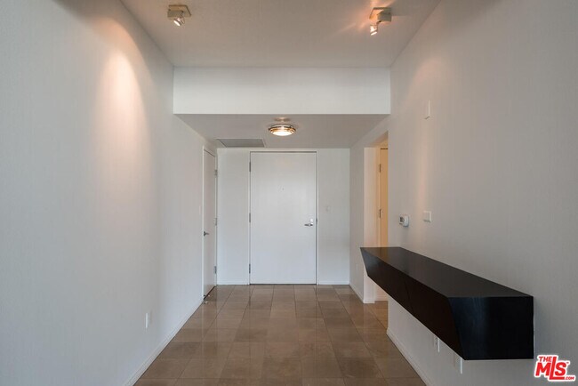 Building Photo - 13600 Marina Pointe Dr