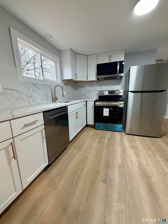 Building Photo - 164 Sycamore St