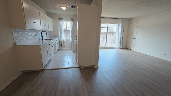 Building Photo - 526 S St Andrews Pl