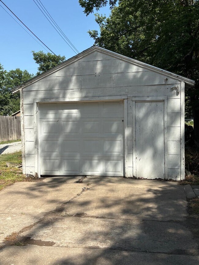 Building Photo - 3204 Holdrege St