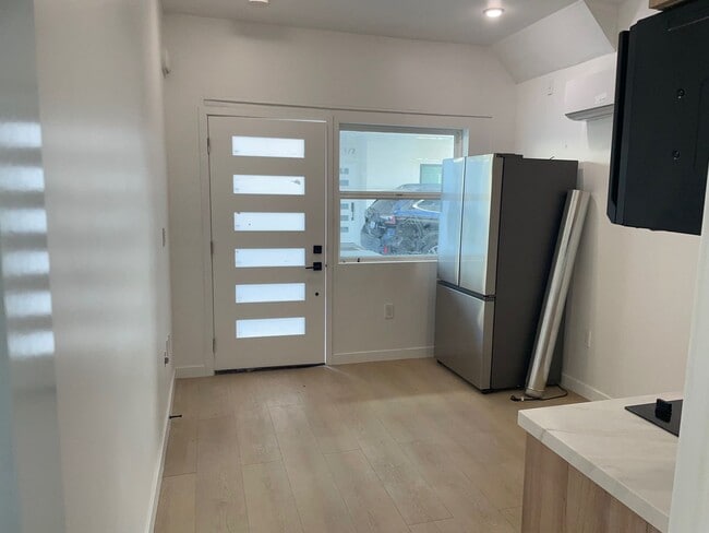 Building Photo - 1376 Edgecliffe Dr