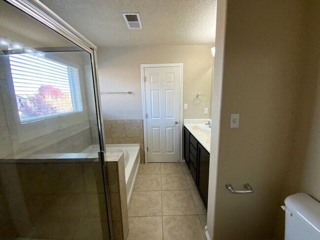 Building Photo - 3 Bedroom Home Available Near Unser Blvd NW & Rainbow Blvd NW!