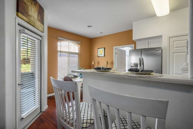 Building Photo - "Chic 1-Bedroom Oasis in Prime Las Vegas Location – 813 Sq. Ft. of Comfort!"