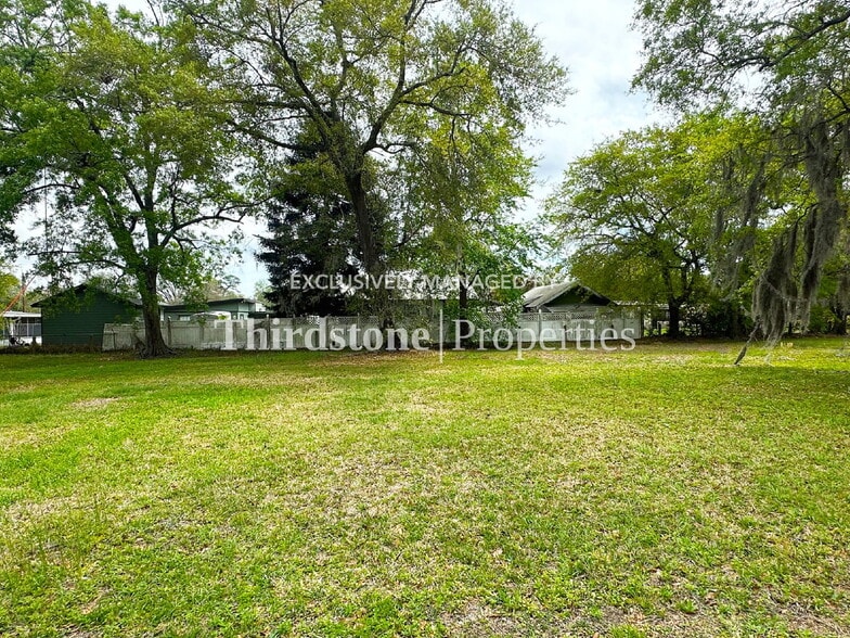 Building Photo - 1727 Lindsey Rd