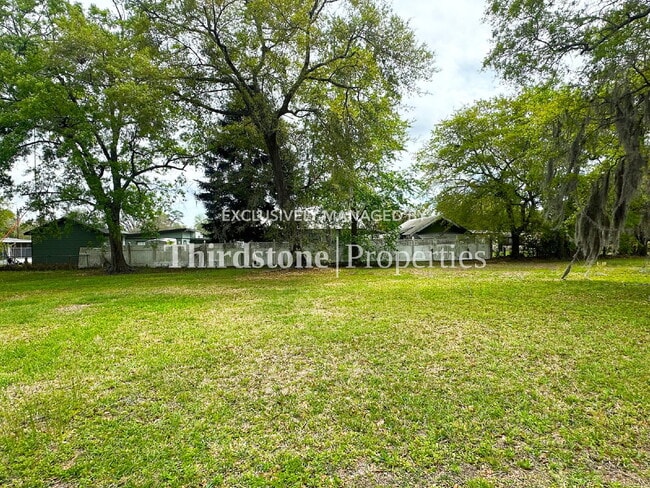 Building Photo - 1727 Lindsey Rd