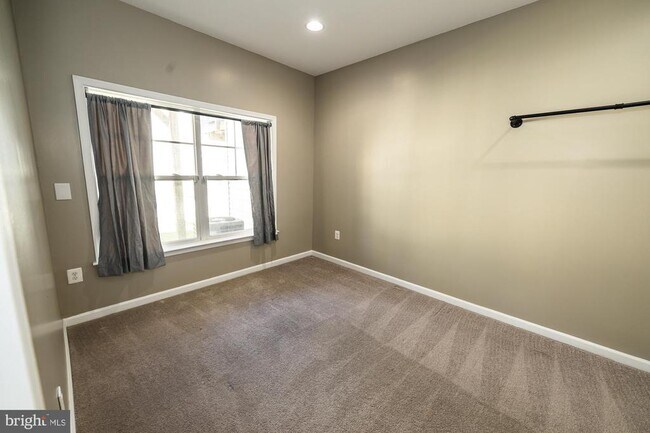 Building Photo - 105 Lantana Ln