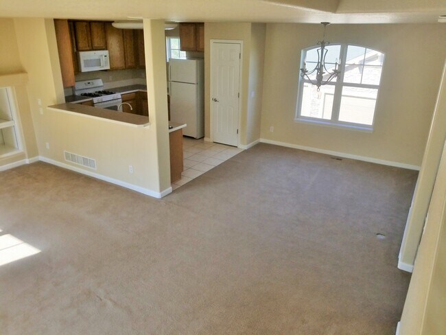 Building Photo - 3 Bedroom, 3.5 Bath End Unit Townhome, 2 C...