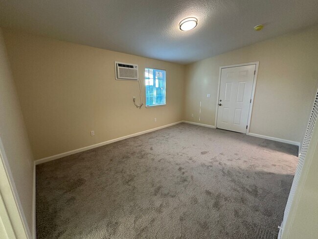 Building Photo - Beautiful Remodeled 2 bed, 1 Bath Back Lot Unit
