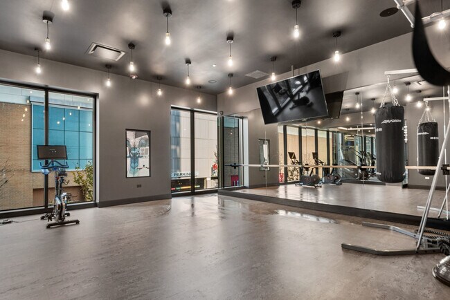 Building Photo - 1128 W Van Buren St