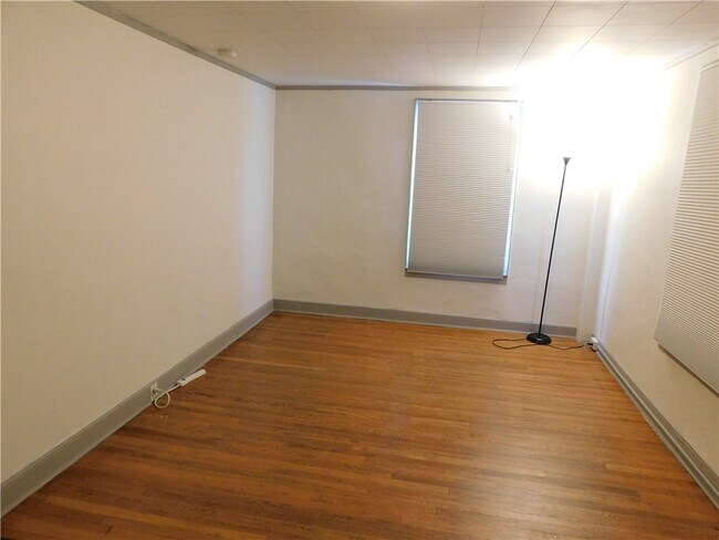 Building Photo - 321 N Main St